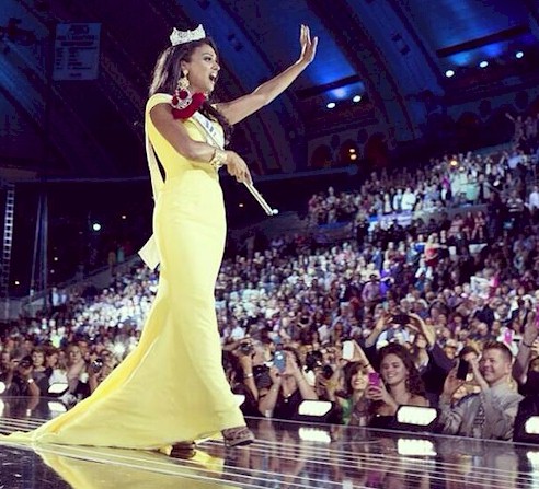 Nina Davaluri being crowned Miss America 2014 in her custom gown by Gaspar Cruz,